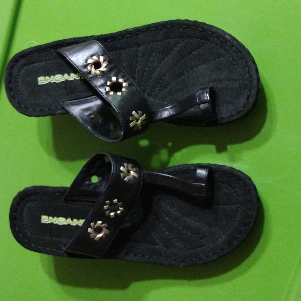 Black Leather Encanto 2.5 Inch Wedge Heel Thong Sandals Sz 7 NWOT Metallic Trim